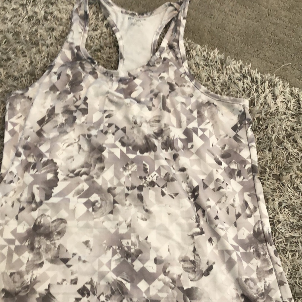Two workout tanks - Picture 5 of 7